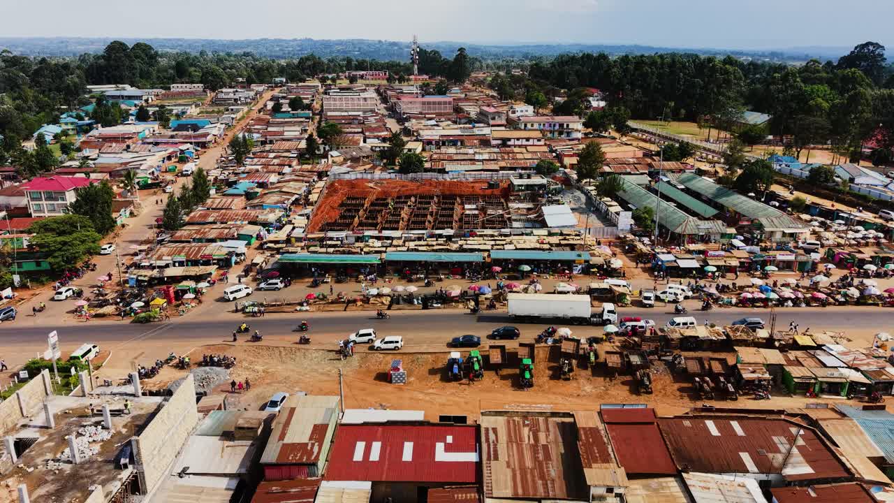 Abitazioni povere del Kenya rurale, tetti arrugginiti delle case mal costruite delle baraccopoli del Kenya. Baraccopoli del Kenya