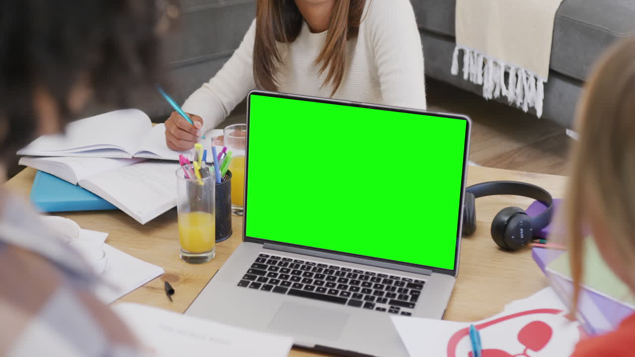 composición de estudiantes diversos en el aprendizaje en línea en computadora portátil con pantalla verde