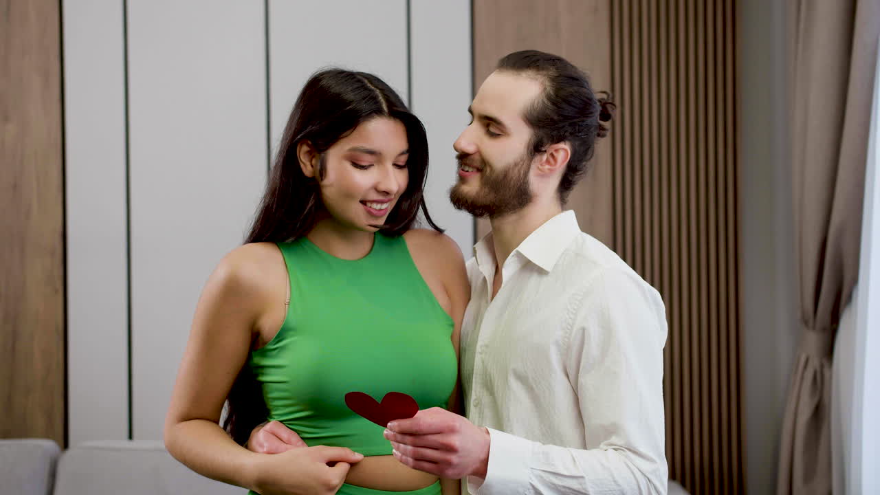 Casal romântico se beijando