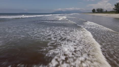 Olas-De-Playa-Desierta,-Ilha-Longa,-São-Paulo,-Brasil,-Empuje-Aéreo-De-Drones-En-Paralelo-2