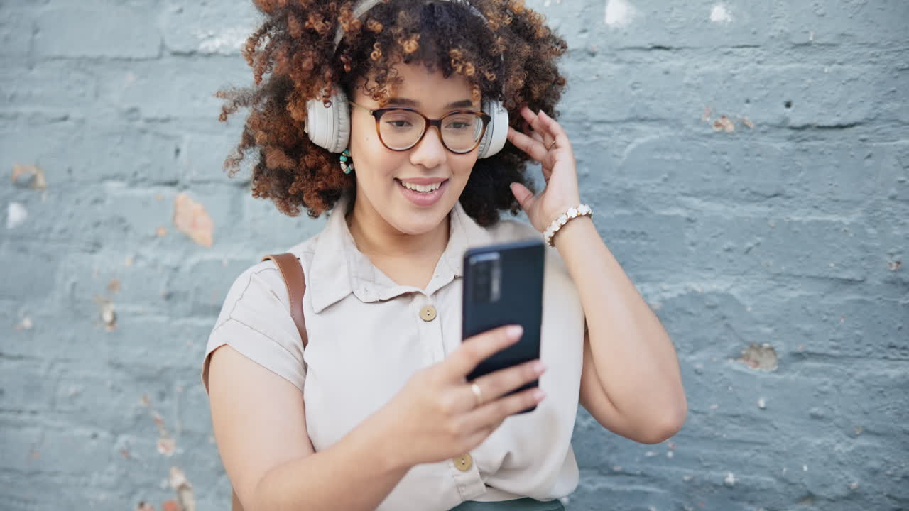 selfie, móvil o mujer feliz en la ciudad bailando