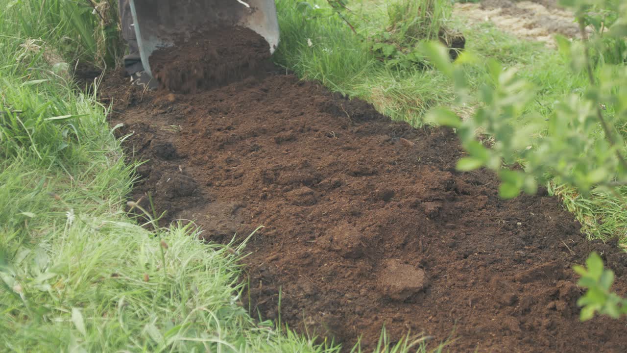 심기 위해 토양 위에 퇴비 수레 비우기