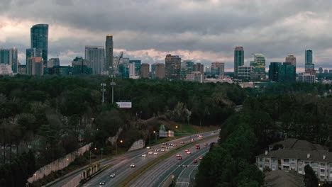 Autopistas-De-Varios-Carriles-Con-El-Horizonte-De-La-Ciudad-De-Atlanta,-Georgia-Al-Atardecer