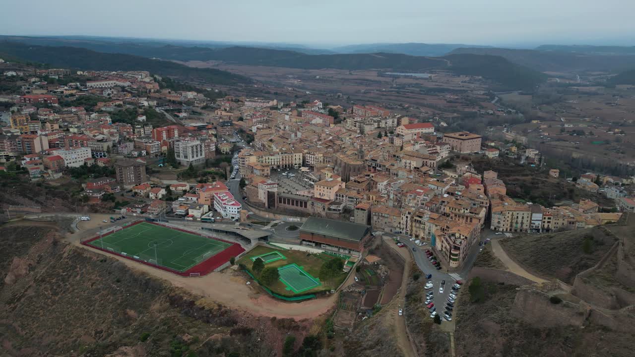 Château et ville de Cardona en Espagne, entourés de montagnes et de paysages au crépuscule, vue aérienne