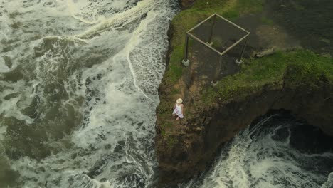 Sobrevuelo-De-Drones-Aéreos-Hermosa-Mujer-En-El-Acantilado-De-La-Playa-Rodeado-De-Olas-Del-Océano,-4k-Costa-Rica