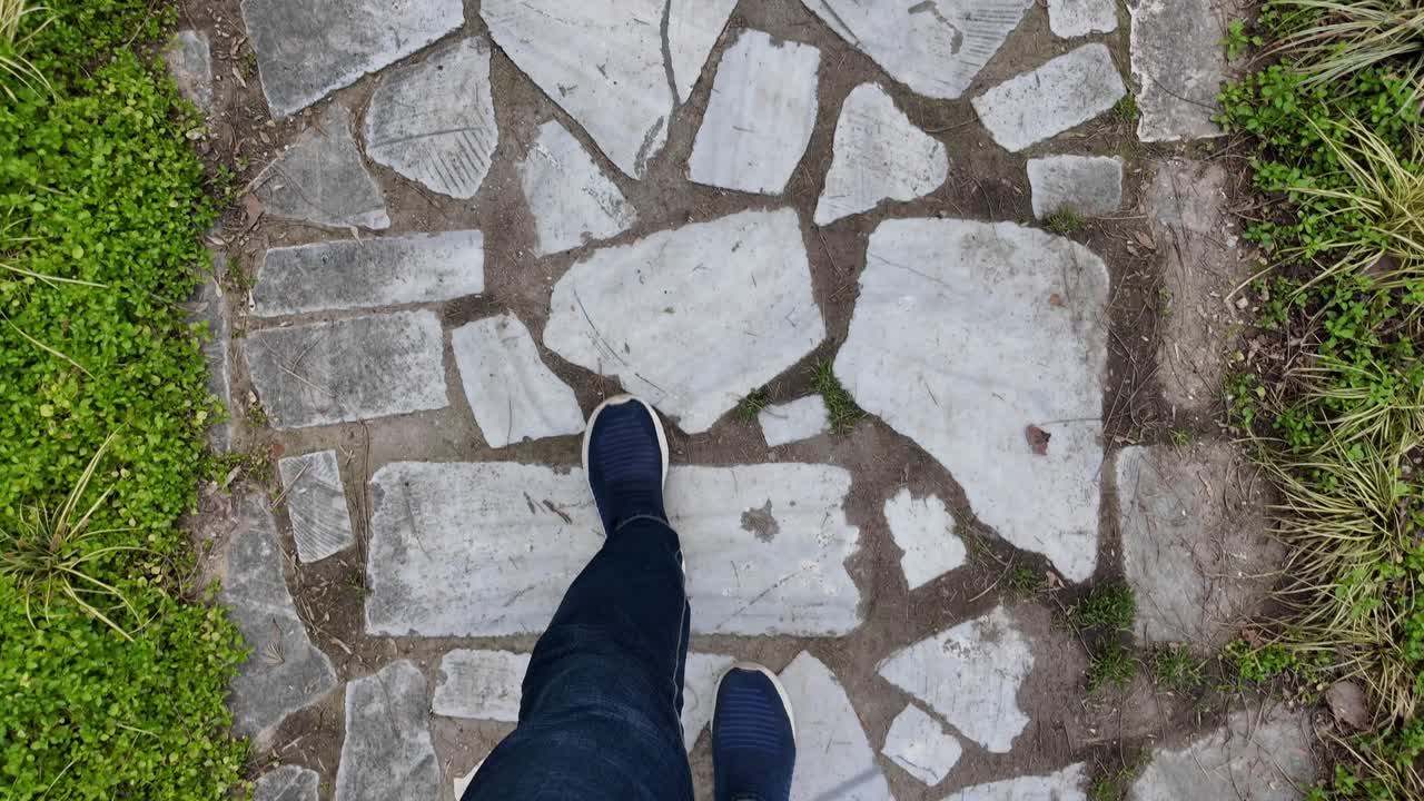 caminando por un camino de piedra en un jardín