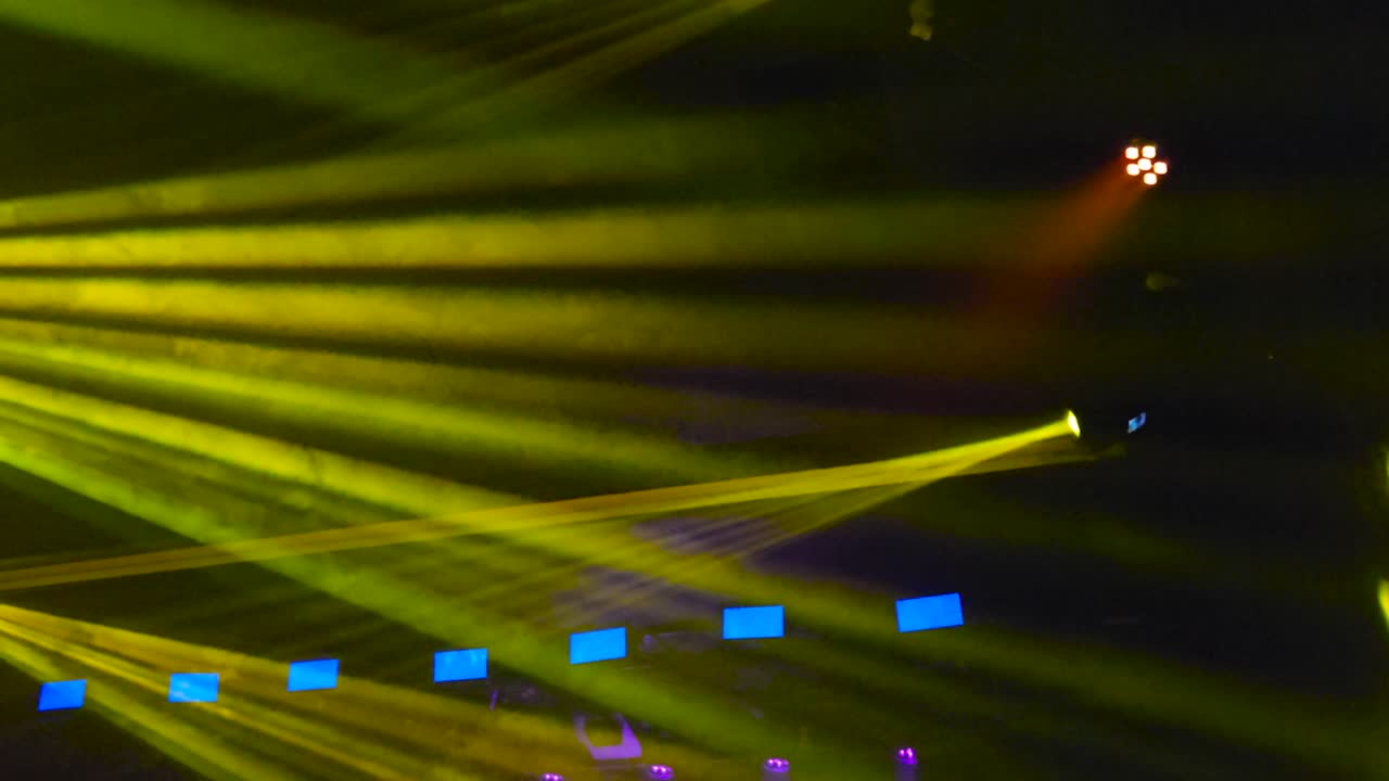 노란색, 파란색 및 빨간색 스트로브 및 스포트 조명은 실내 어두운 방에 위치한 이벤트에서 연기를 통해 을 만니다.