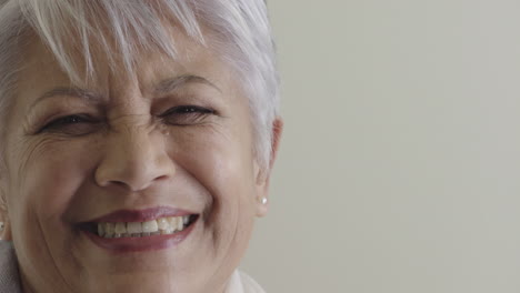 Primer-Plano-Retrato-Exitosa-Mujer-India-De-Mediana-Edad-Riendo-Disfrutando-Del-éxito-En-El-Estilo-De-Vida-En-El-Espacio-De-Copia-De-Fondo-Liso