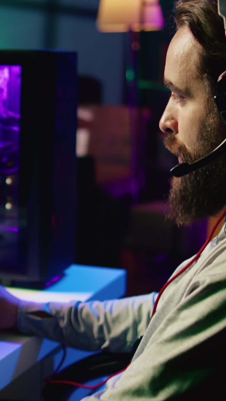 Video verticale di un gamer che chatta con amici online mentre si diverte con un gioco SF, primo piano