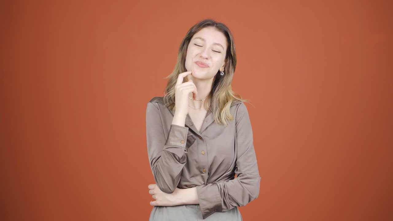 카메라를 향한 사려 깊은 젊은 여성.