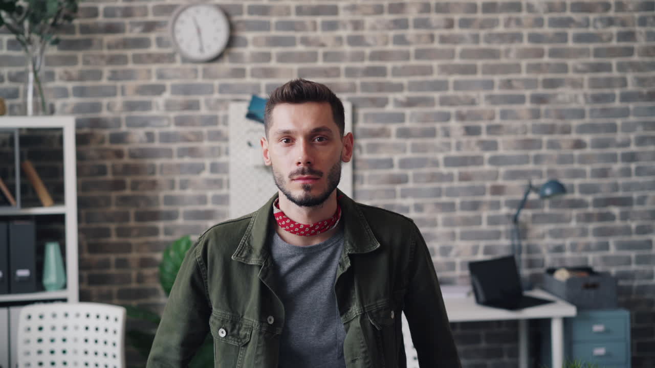 retrato del hombre en la oficina