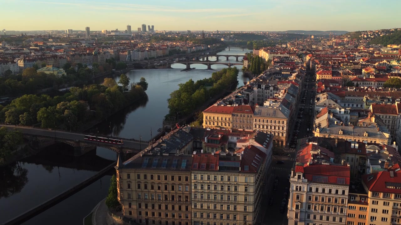 Pemandangan udara ketinggian tinggi Sungai Vltava dengan beberapa jembatan membentang ke kedua tepi di bawah langit pagi yang cerah, Praha, Republik Ceko