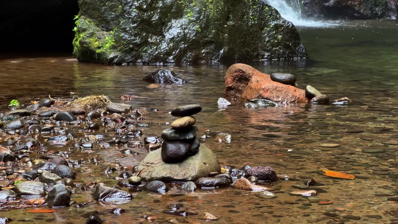 баланс реки камень на реке