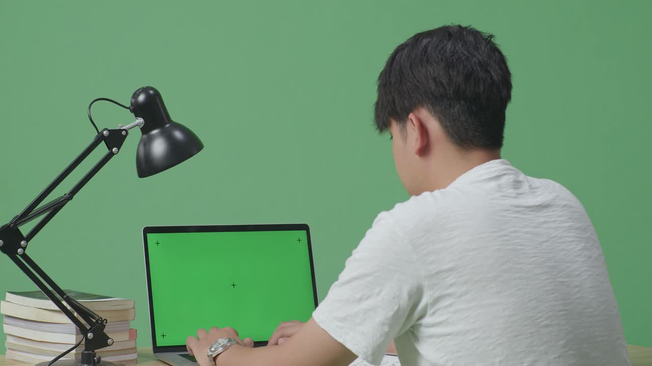 녹색 화면으로 노트북을 사용하는 사람