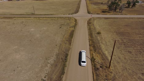 Una-Limusina-Conduce-Por-Una-Carretera-Rural-Tomada-Desde-Un-Dron