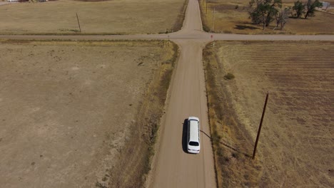 eine limousine fährt eine landstraße entlang, aufgenommen mit einer drohne