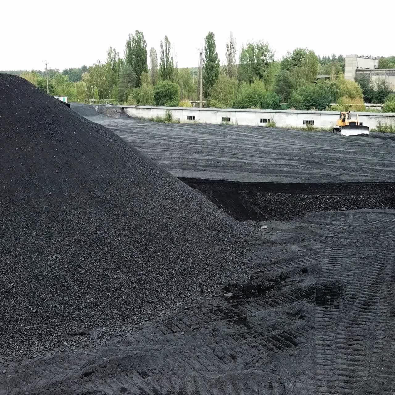 excavadora que mueve carbón