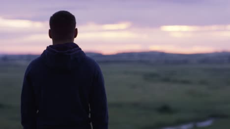 hombre contemplando el atardecer