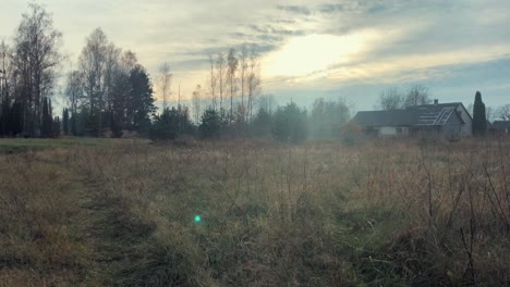 campo de hierba seca, en un cielo nublado