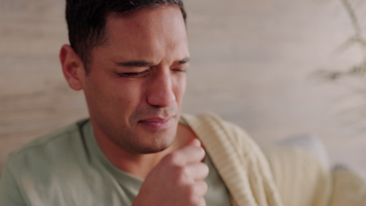 covid, tos y pastillas con agua para el hombre en la casa