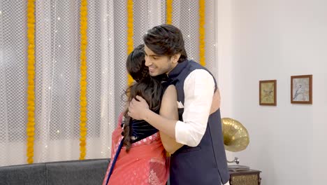 pareja india deseando feliz diwali el uno al otro