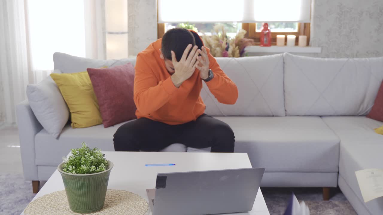 히스테릭. 좌절하고 우울한 젊은이가 주변 사람들을 땅에 던집니다.