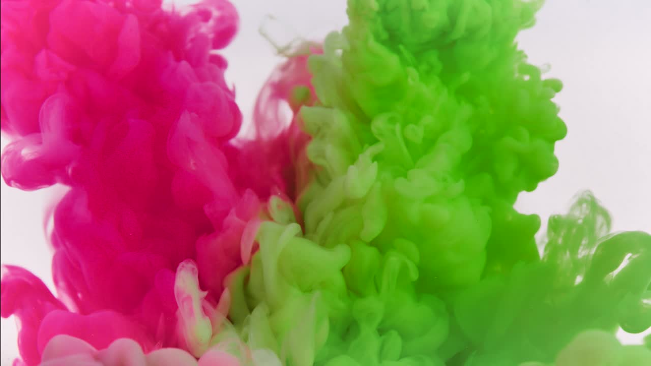 fondo abstracto. la pintura de color gotea en el agua, forma remolinos rojos y verdes