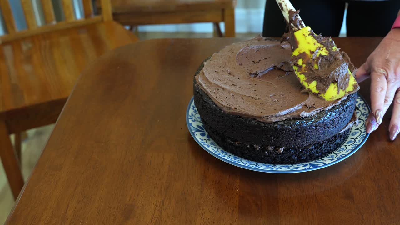 extendiendo glaseado en la segunda capa de un