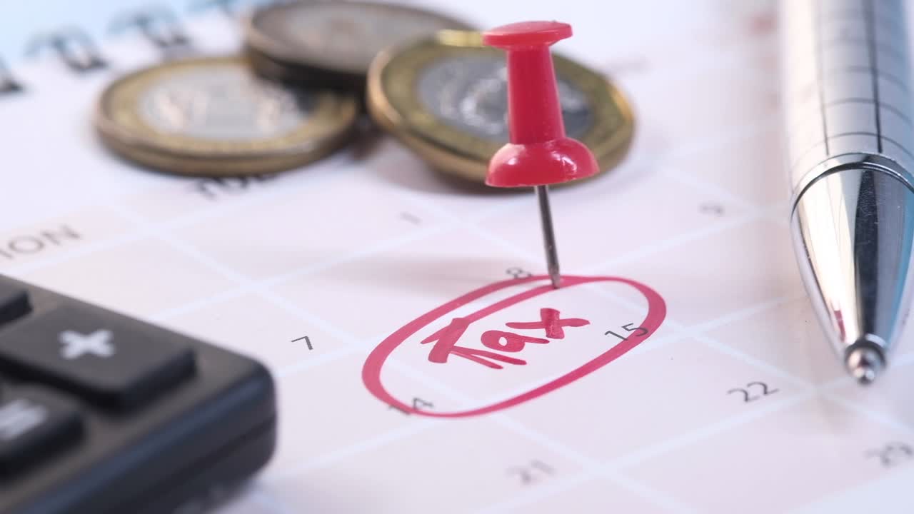 달력 날짜에 빨간색 동그라미와 세금의 날 개념