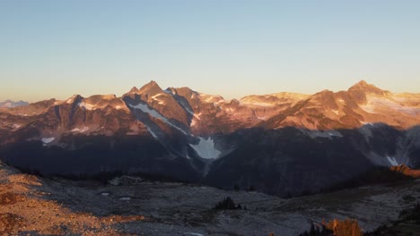 Hermosa-Vista-Aérea-De-La-Puesta-De-Sol-Del-Nevado-Paisaje-Montañoso-Brumoso-Del-Monte-Brew-Canadá-Bc-4k