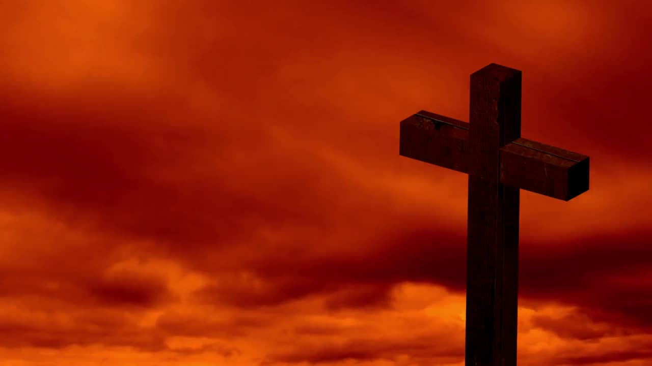 animação da silhueta da cruz cristã sobre nuvens no céu