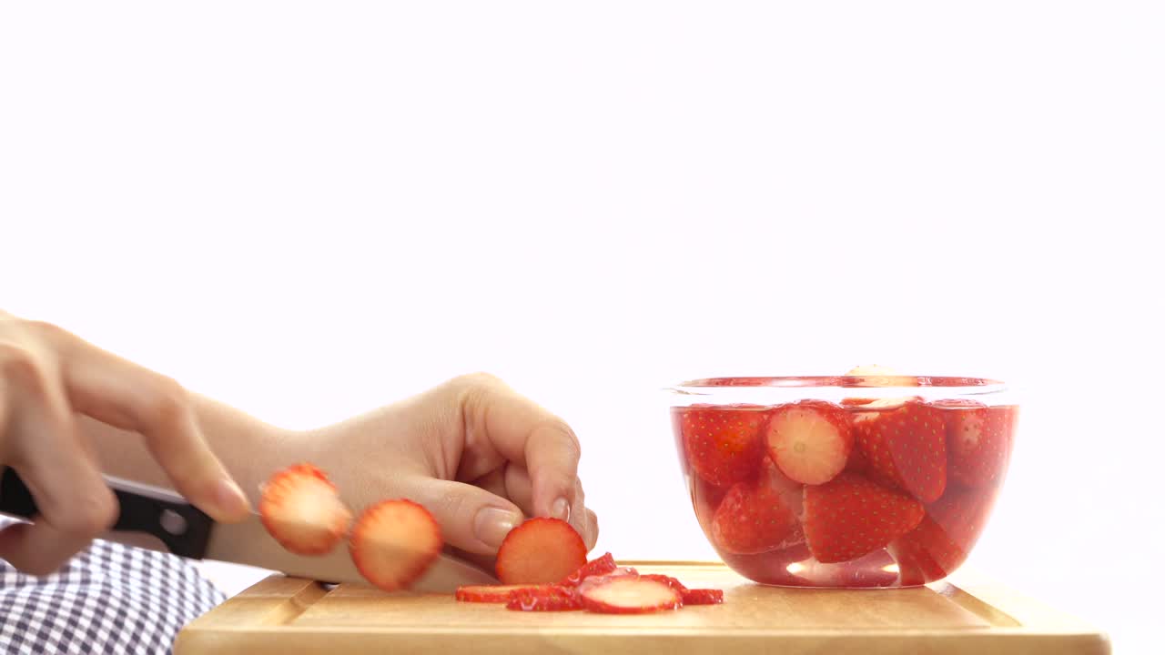 cortar las fresas rojas en trozos delgados