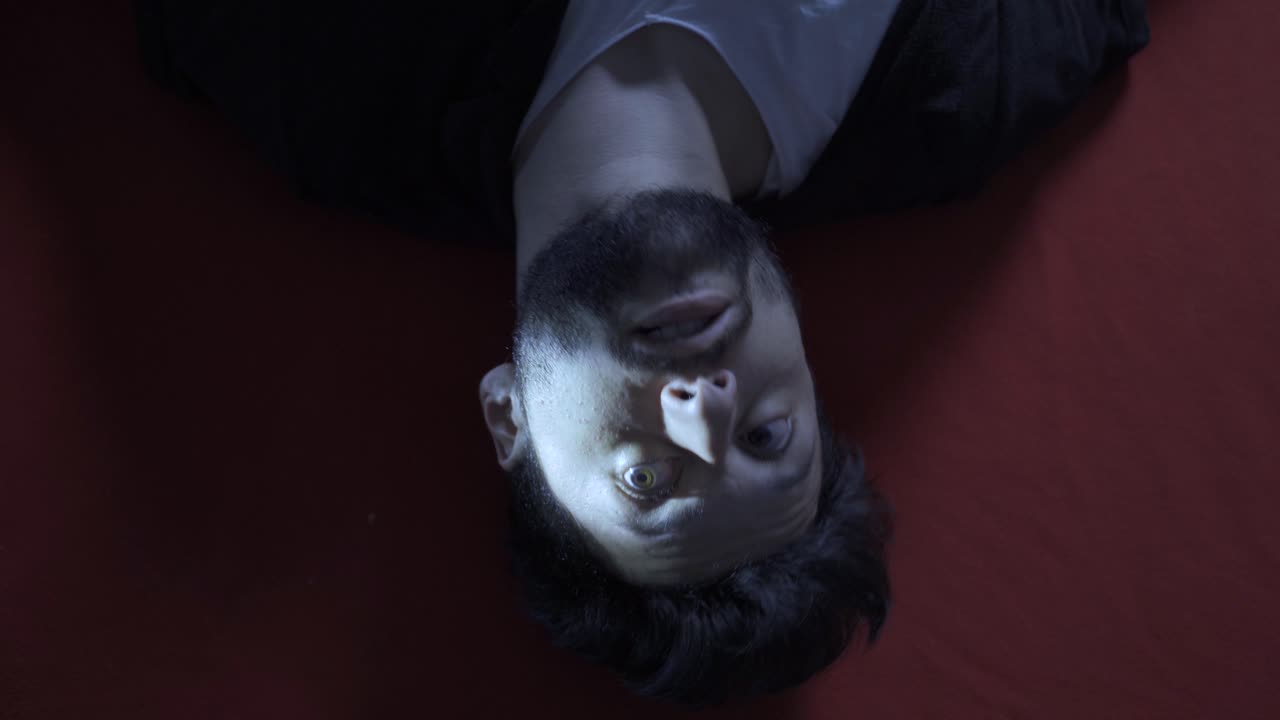 Schizophrenic man goes crazy in the dark and has hallucinations.