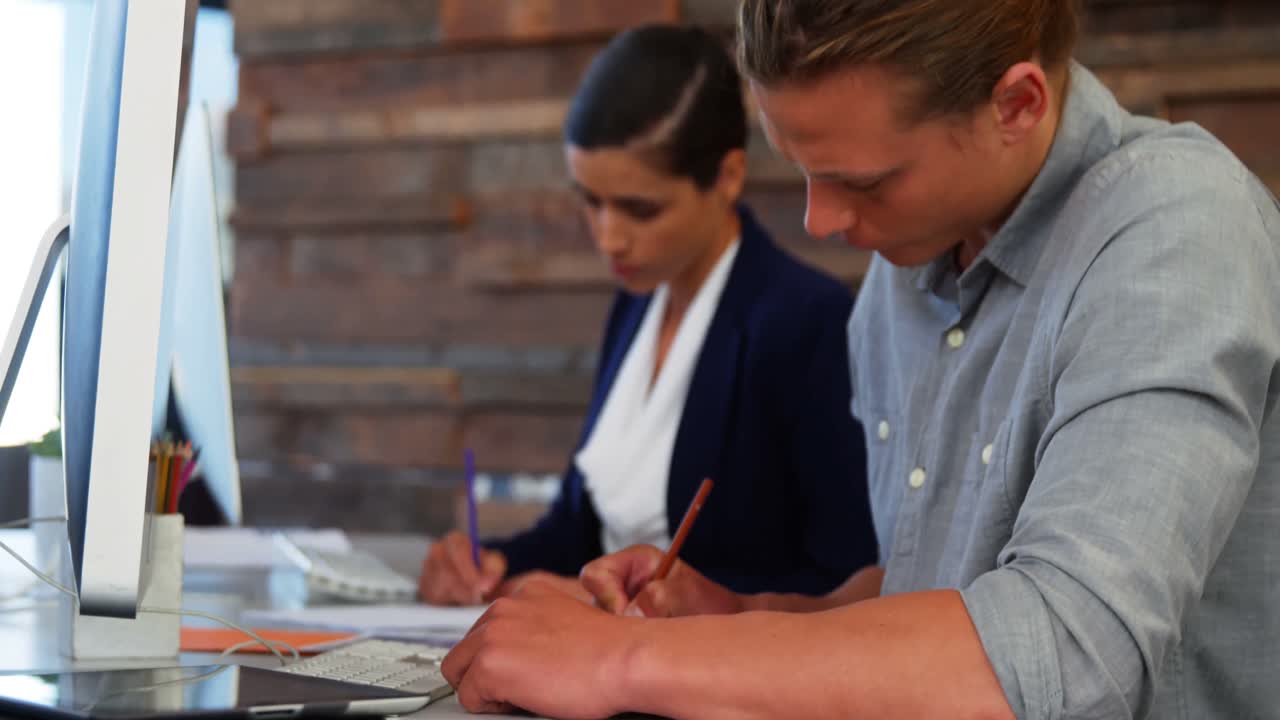 ejecutivos de negocios que trabajan en el escritorio