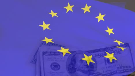 Animation-Der-Wehenden-EU-Flagge-Vor-Der-Nahaufnahme-Von-Dollarnoten-Auf-Einer-Weißen-Oberfläche