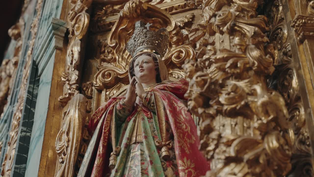 Statua barocca di Giovannina raffigurante la Vergine Maria in altare dorato in legno intagliato