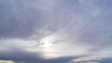 Cubierta-De-Nubes-Cruzando-El-Cielo-Mientras-El-Sol-Desciende-Hacia-El-Horizonte---Lapso-De-Tiempo-De-Cloudscape