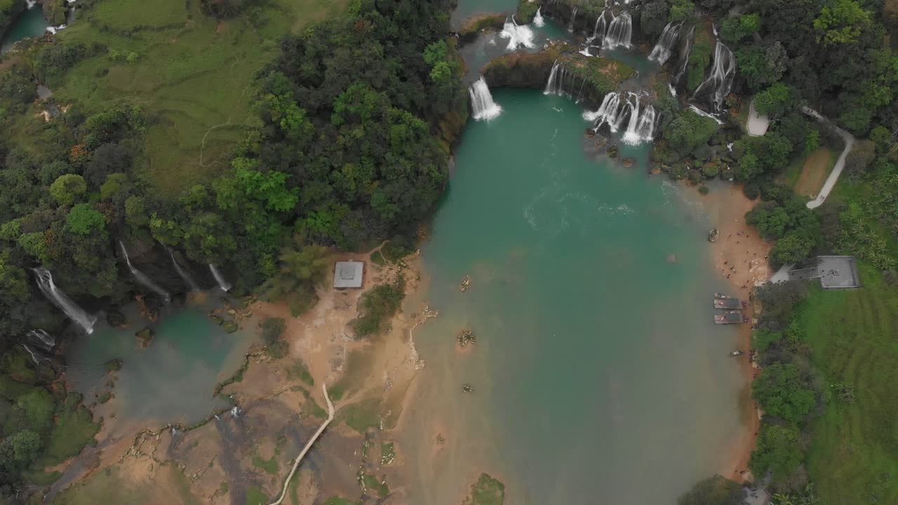 Vista dall'alto della cascata Ban Gioc in Vietnam, aerea