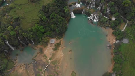 vista desde arriba de la cascada de ban gioc en vietnam, aérea