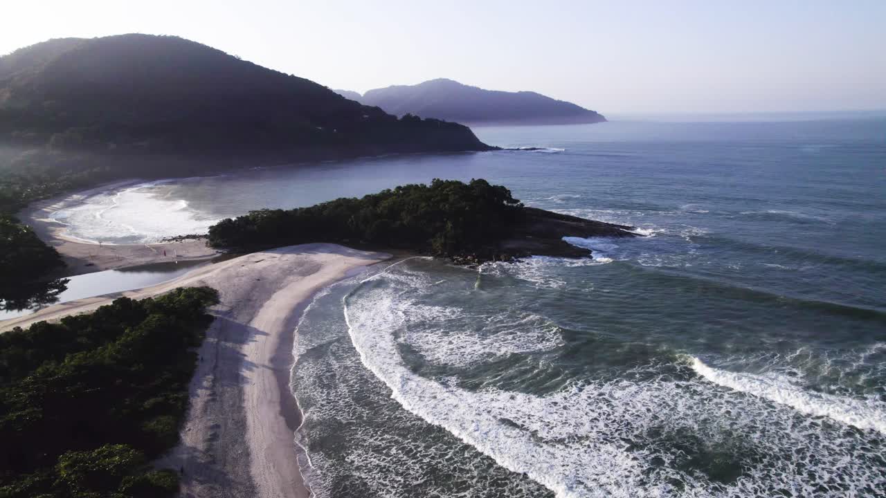 vuelo orbital de drones sobre una isla