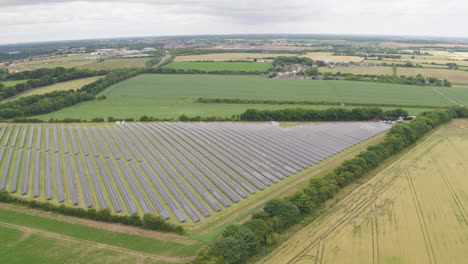 Vasto-Paisaje-Rural-Con-Una-Gran-Granja-De-Energía-Solar-En-Primer-Plano