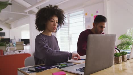 dois colegas que trabalham no escritório criativo