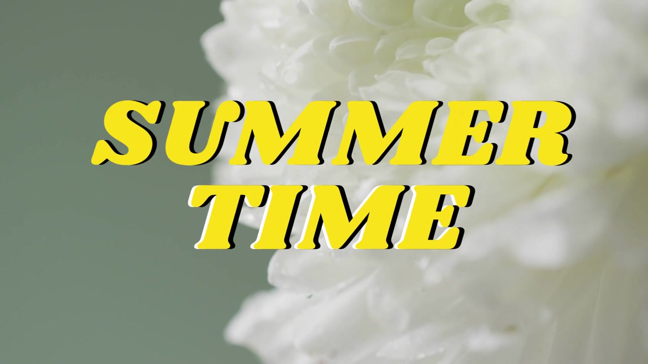 Titolo giallo 'SUMMER TIME' al centro, mentre il focus si sposta rivelando dettagli di petali per il design.