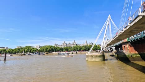 los barcos navegan por el támesis bajo el puente de hungerford.