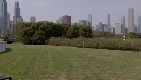 Vista-Panorámica-Del-Horizonte-De-La-Ciudad-De-Chicago-Y-Del-Parque-En-El-Centro-De-Ivy-Lawn