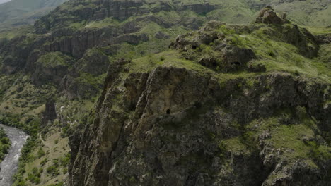 Steile-Berge-überragen-Den-Fluss-Mtkvari-In-Der-Nähe-Der-Festung-Tmogvi-In-Georgia