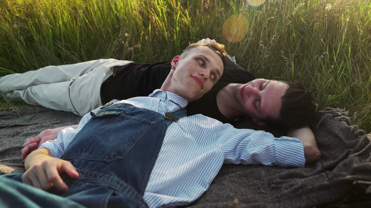 커플이 야외에서 만적인 데이트에서 키스하고 있습니다.