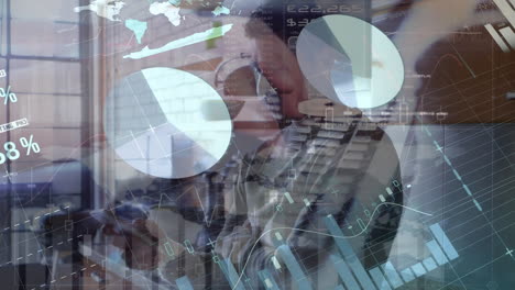 animación del procesamiento de datos financieros sobre el hombre utilizando un teléfono inteligente