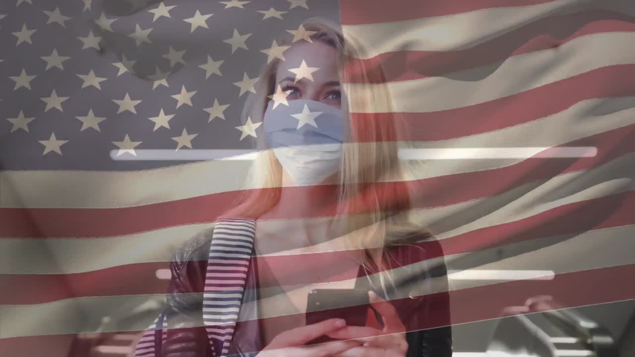 una mujer caucásica con una máscara facial usando un teléfono inteligente en la calle