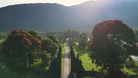 Hermosa-Vista-Aérea-Cinematográfica-De-La-Icónica-Puerta-Handara-En-Bali-Al-Amanecer---Indonesia